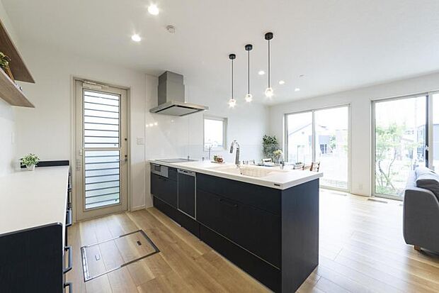 キッチン【9号地】(2024年4月撮影)ペンダントライトと飾り棚がアクセント