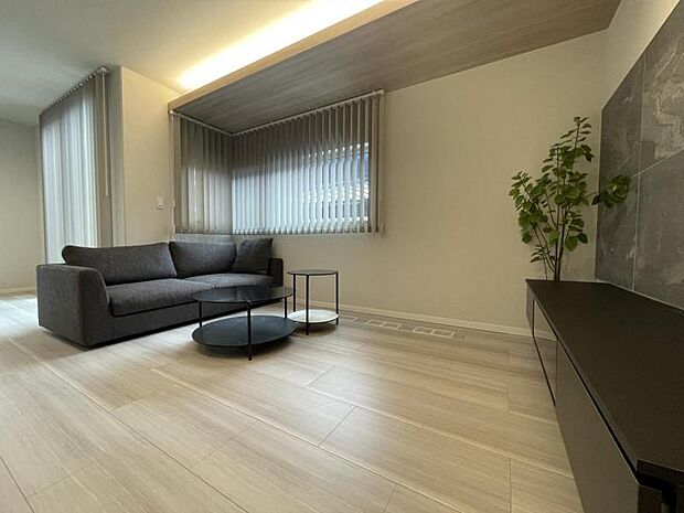 リビング【6号地】(2025年6月撮影)間接照明の柔らかな明かりを感じるリビング