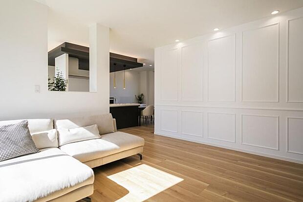 リビング【15号地】（2025年10月撮影）木の温もりあふれるナチュラルな空間に上品さを演出するモールディングのあるリビング