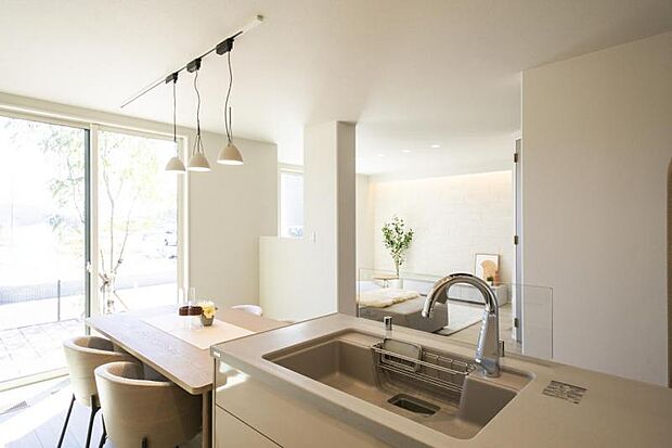 ダイニングキッチン【9号地】(2025年10月撮影)落ち着いたトーンでまとめた内装が、食卓をより豊かに演出します。