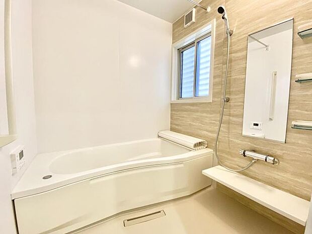 【浴室【2号地】（2022年4月撮影）】洗い場広々の明るく清潔感のある浴室乾燥機付き浴室