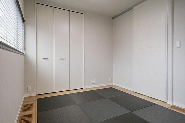 【タタミスペース【2号地】(2025年7月撮影)】普段はリビングとつなげて広々と活用。来客の際には扉を閉めて部屋として利用できます