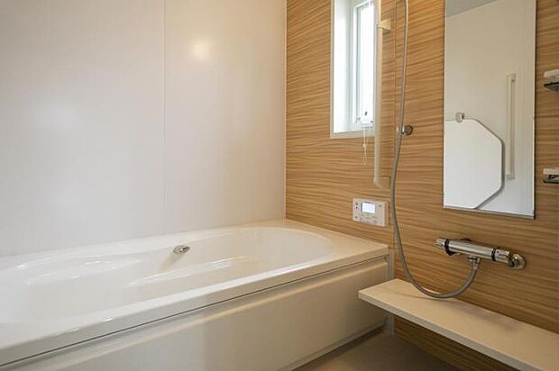 【浴室【2号地】(2025年7月撮影)】木彫を基調とした落ち着きのある浴室