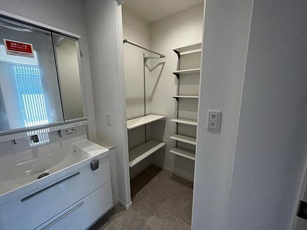 【洗面室【9号地】（2023年4月撮影）】洗面室・脱衣室を別々にしており、家族の生活がしやすい設計になっております。