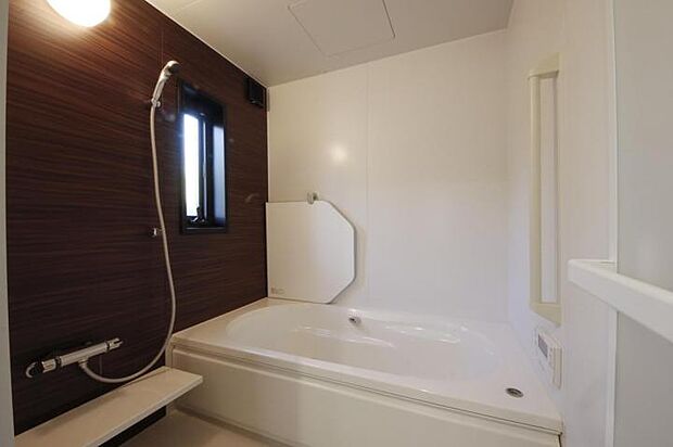 【浴室【13号地】(2024年3月撮影)】清潔感のあるシンプルなデザインの浴室