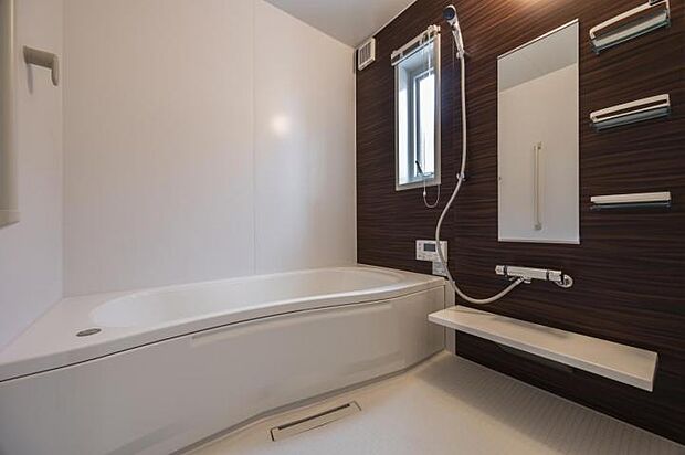 【浴室【2号地】（2025年8月撮影）】広々とした落ち着いた色合いの浴室