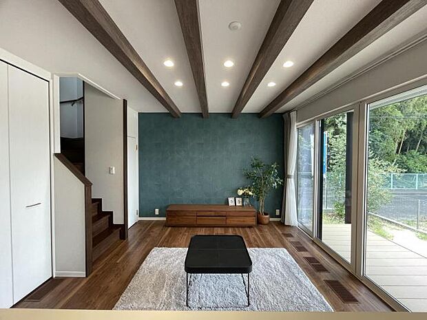 【リビング【5号地】(2025年10月撮影)】鉄骨住宅でありながら木質感の溢れるリビング。リビング内のいたるところに収納スペースを確保。