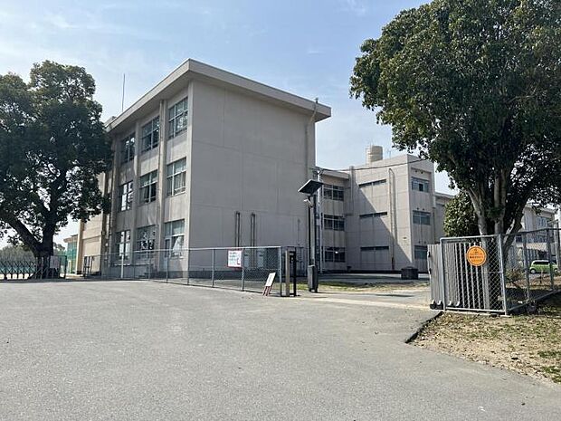 上峰小学校 (約750m)