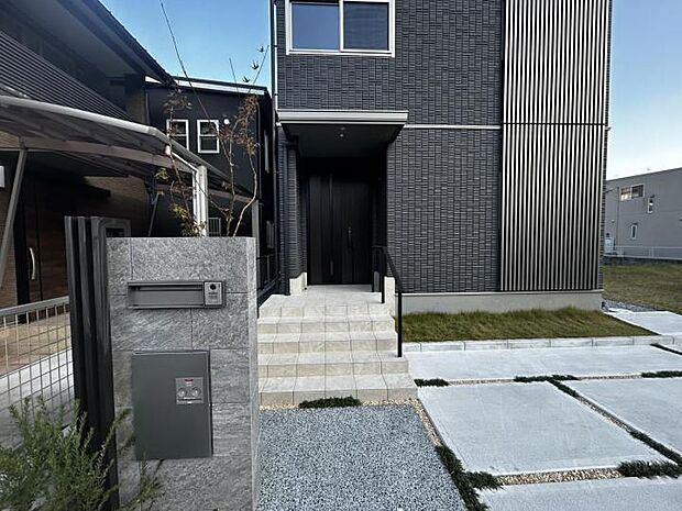 【外観【3号地】(2023年11月撮影)】留守でも荷物が受け取れる宅配ボックスも完備