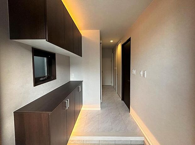 【玄関ホール【3号地】(2023年11月撮影)】大容量の靴箱で家族みんなの靴がスッキリ