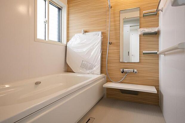【浴室【11号地】(2025年7月撮影)】明るめの木目調を使用した浴室は、夏は爽やかに、冬は温かみを感じてお使い頂ける空間です♪
