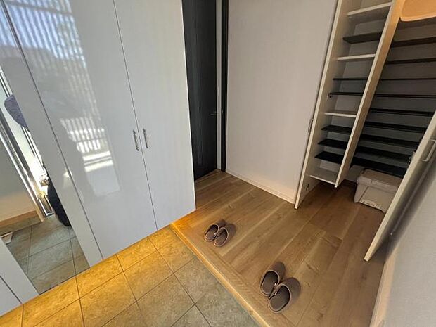 【玄関【2号地】(2025年9月撮影)】用途に合わせた収納充実の玄関はスッキリと片付きます