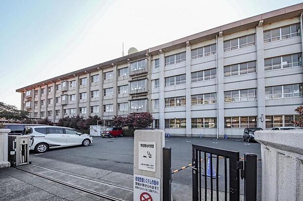 明治北小学校(約2,100m)