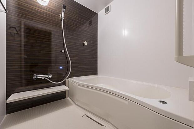 【浴室【3号地】(2025年8月撮影)】広々とした落ち着いた色合いの浴室