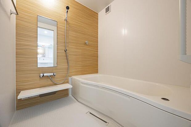 【浴室【1号地】(2025年8月撮影)】広々とした落ち着いた色合いの浴室