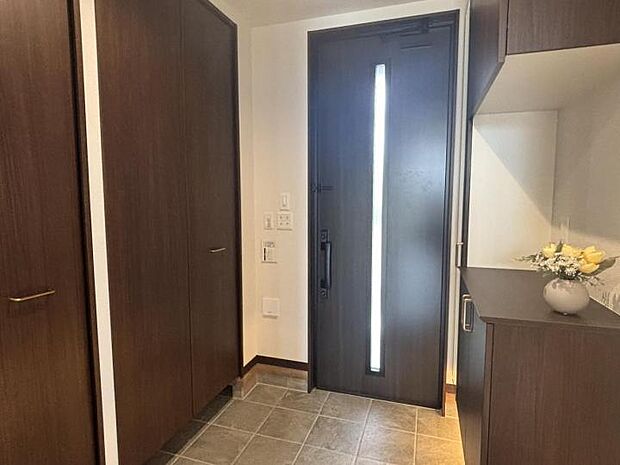 【玄関【1号地】(2025年7月撮影)】間接照明が印象的な、落ち着いた雰囲気の玄関