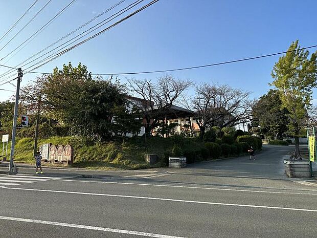 築山小学校(約950m)