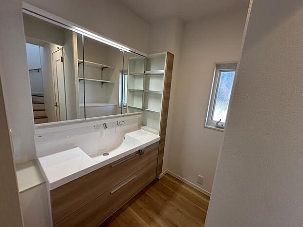 【洗面室【16号地】(2025年3月撮影)】洗面室と脱衣室を分けて設置、収納量や動線にも配慮しました