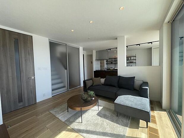 【リビング【21号地】(2024年11月撮影)】リビングとDKそれぞれの南側に大きな窓を設置し明るさを確保