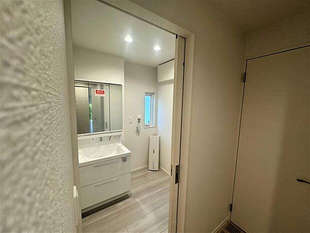 【洗面脱衣室【7号地】(2024年5月予定)】玄関から直接アクセス可能。収納も充実した空間。