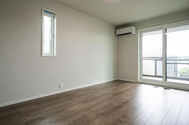 【主寝室【1号地】(2025年7月撮影)】たっぷりしまえるウォークインクローゼット付きの主寝室。バルコニー隣接で開放感があります。