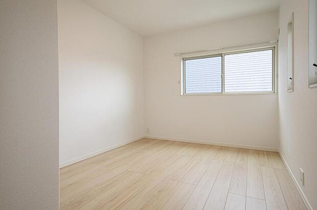 【洋室【13号地】(2025年7月撮影)】南側に配置した子ども室は一日中明るい空間となっています。