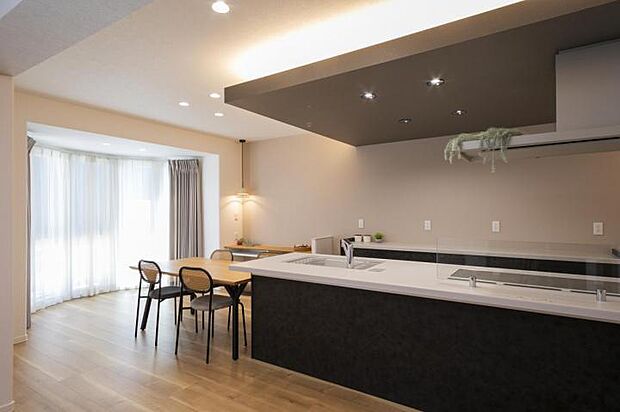 【ダイニングキッチン【21-7号地】（2025年7月撮影）】空間を明るく照らすボウウィンドウからの採光が心地よい空間。キッチン横のスペースはお子様の勉強やご夫婦の在宅ワークにも利用できます。