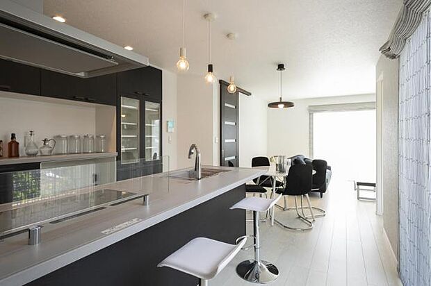 【ダイニングキッチン【21号地】(2025年7月撮影)】普段はキッチン横の食卓でラクラク動線。集まり事の時はカウンターも使用してバーのように使用できます。