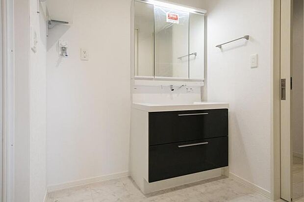 【洗面脱衣室【21号地】(2025年7月撮影)】ファミリークロークと繋がる洗面室で、「ただいま」から菌や汚れなどを持ち入れない動線が可能です。