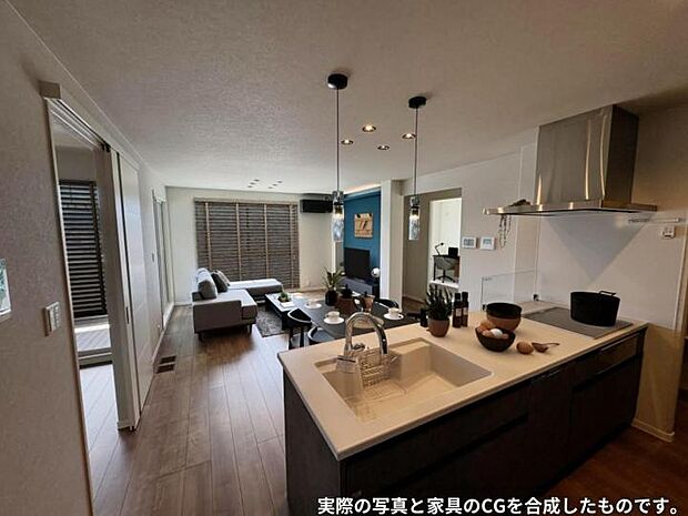 【キッチン【26号地】(2024年8月撮影)】対面式のキッチンは、ご家族の様子を見ながら料理ができます。週末の大量の買い物もキッチン横のスペースに収納でき、とても便利です。