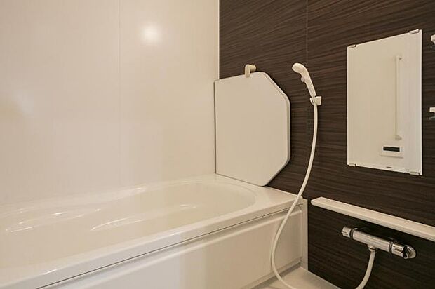 【浴室【67-16号地】（2025年10月撮影）】広々とした落ち着いた雰囲気の浴室