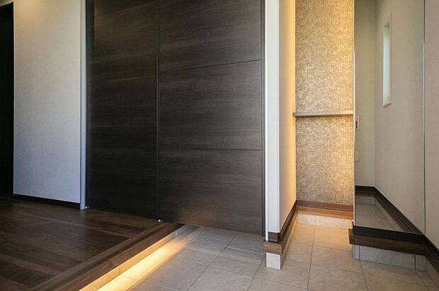 【玄関【67-16号地】（2025年10月撮影）】収納たっぷりのシューズインクローゼットがありスッキリ片付く玄関です。