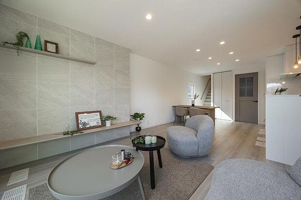 【リビングダイニング【3号地】(2025年3月撮影)】グレージュの配色と丸みのあるソファで優しい空間。