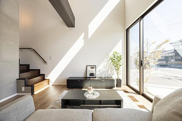 【リビング【1号地】(2024年10月撮影)】吹き抜けからの明るい陽射しで広々とした空間