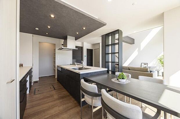 【ダイニングキッチン【1号地】(2024年10月撮影)】収納たっぷりの機能的キッチン