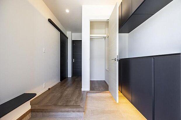 【玄関【1号地】(2024年10月撮影)】ファミリークロークも土間部分も広くベンチ付き、機能的な玄関