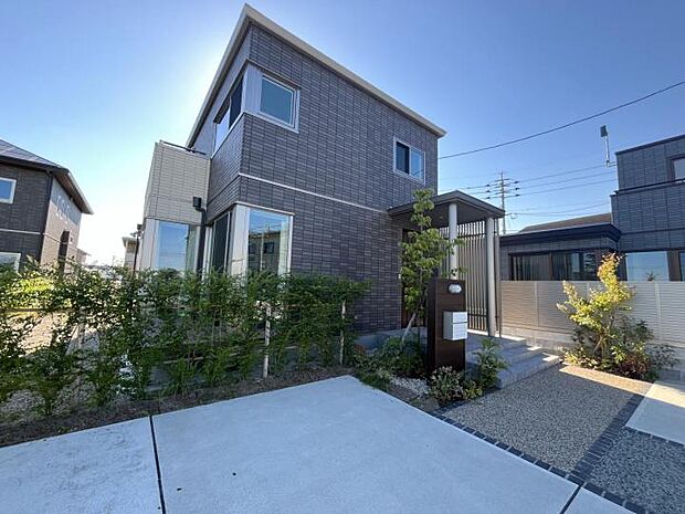 【外観【6-7号地】（2024年8月撮影）】黒と白を基調としたタイル外壁で高いメンテナンス性能だけでなく、高級感だけでなく区画整理内に調和する鉄骨のお家