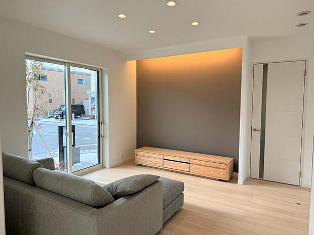 【リビング【6-1号地】（2024年2月撮影）】陽の光をいっぱいに取り込む明るく温かみのあるリビング