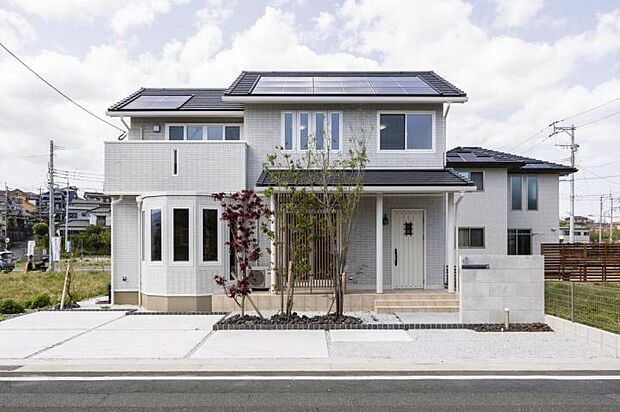 【外観【28号地】(2025年4月撮影)】清潔感のある白い外観に表情豊かなボウウィンドウが街並みと調和