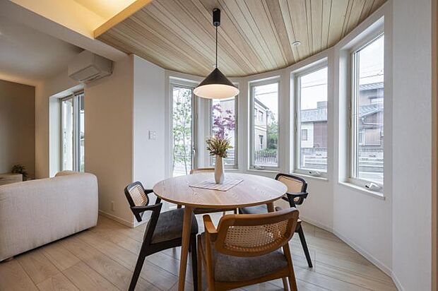 【リビングダイニング【28号地】(2025年4月撮影)】ボウウィンドウからの日差しが明るいダイニング