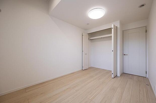 【洋室【28号地】(2025年4月撮影)】白を基調に明るい空間