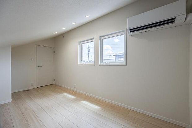 【洋室【5号地】（2025年8月撮影）】白を基調に収納もしっかりあります。