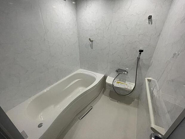 【浴室【6号地】(2024年5月撮影)】広々とした明るい色合いの浴室