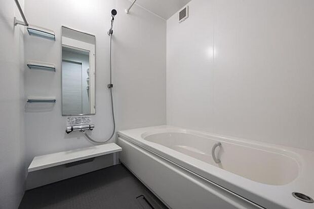 【浴室【8号地】（2025年6月撮影）】浴室【8号地】（2025年6月撮影）ホワイトで全体をまとめた清潔感のある浴室。浴室乾燥機つき。