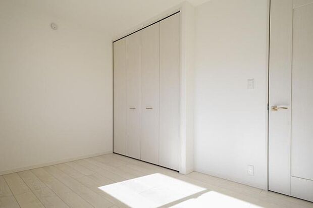 【洋室【15号地】（2025年10月撮影）】海を眺めながら過ごせる開放感あふれる洋室