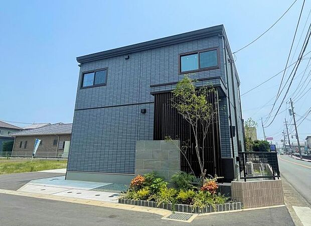 【外観【3号地】(2025年7月撮影)】シックなダーク系外壁が高級感を演出します