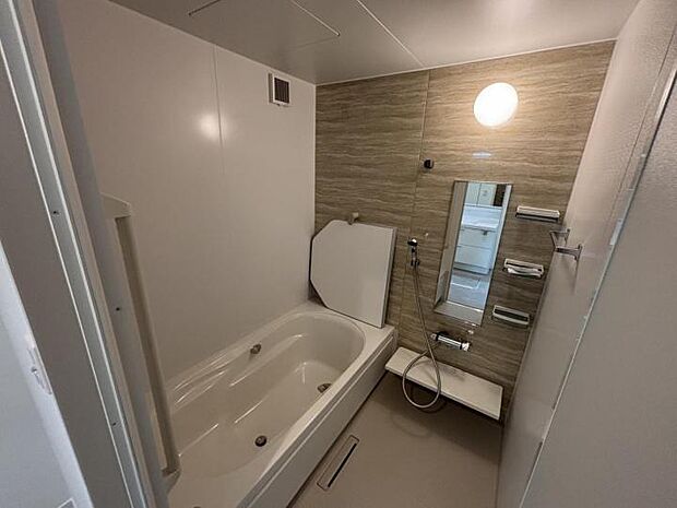 【浴室【1号地】（2025年7月撮影）】アクセントウォールのある浴室は、お手入れもしやすく機能的