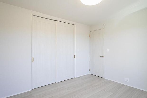 【主寝室【9号地】(2025年10月撮影)】一日の疲れを癒す、落ち着いた雰囲気の主寝室。プライベートな時間を穏やかに過ごせる、上質で心地よい寝室です。