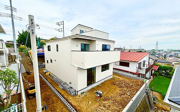 【外観】抜けるような青空を背景に堂々と佇む邸宅は、太陽の恩恵を存分に受ける。伸びやかで開放的な眺望と、たっぷりと降り注ぐ陽光に、ここに住まう贅沢をきっと実感して頂ける筈。