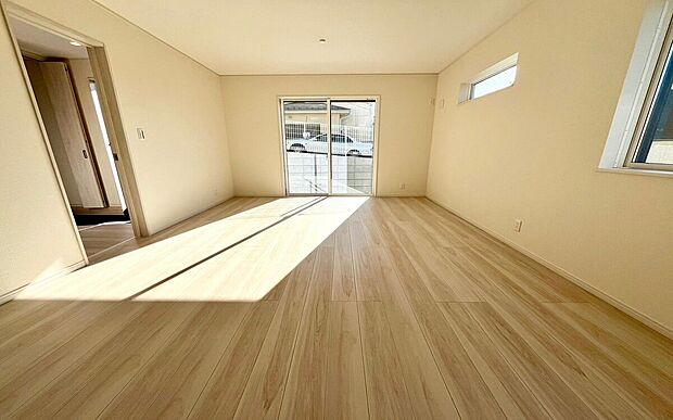 【リビング】家族が集い、笑い、遊び、読書をして日向ぼっこをして過ごす広く開放的な自遊空間。季節ごとに壁飾りや家具の配置を変えて楽しんでみるのは如何でしょうか？